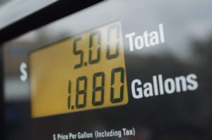 Gaspriserna håller i sig när sommarens slut närmar sig - Detroit Bureau