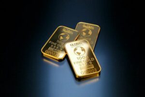 El oro podría dispararse hasta los 2,600 dólares si el dólar sigue perdiendo terreno, sugiere un analista