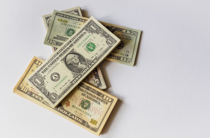 Unsplash Alexander Schimmeck Billet de dolar american - Cum să finanțați un proiect: 6 idei utile