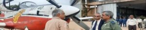 El subjefe de la IAF vuela un avión de entrenamiento HTT-40 en Bangalore