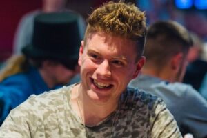 O profissional de pôquer irlandês Marc MacDonnell gira e ganha $ 413,197