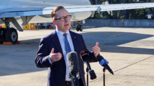 Joyce absente tôt alors que la controverse sur Qantas fait rage