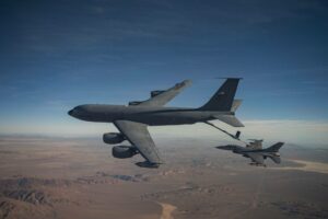 Автопилот танкера-заправщика KC-135 теперь безопаснее использовать в полете, заявляют ВВС