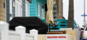 Các chủ nhà ở LA Airbnb đang tính mức giá cao hơn và kiếm được số tiền lớn trong bối cảnh thành phố bị đàn áp