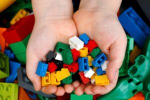 Lego staakt zijn inspanningen om stenen te maken van gerecyclede plastic flessen