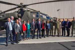 O Ministro da Defesa da Polônia visita o site da Boeing Apache para comemorar a seleção do helicóptero de ataque Apache