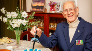 تحتفل RAAF بمرور 100 عام على ميلاد أحد المحاربين القدامى في الحرب العالمية الثانية