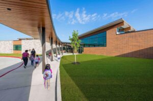 موسمیاتی تبدیلی سے نمٹنے کے لیے اسکول کی عمارتوں کو دوبارہ ڈیزائن کرنا - EdSurge News