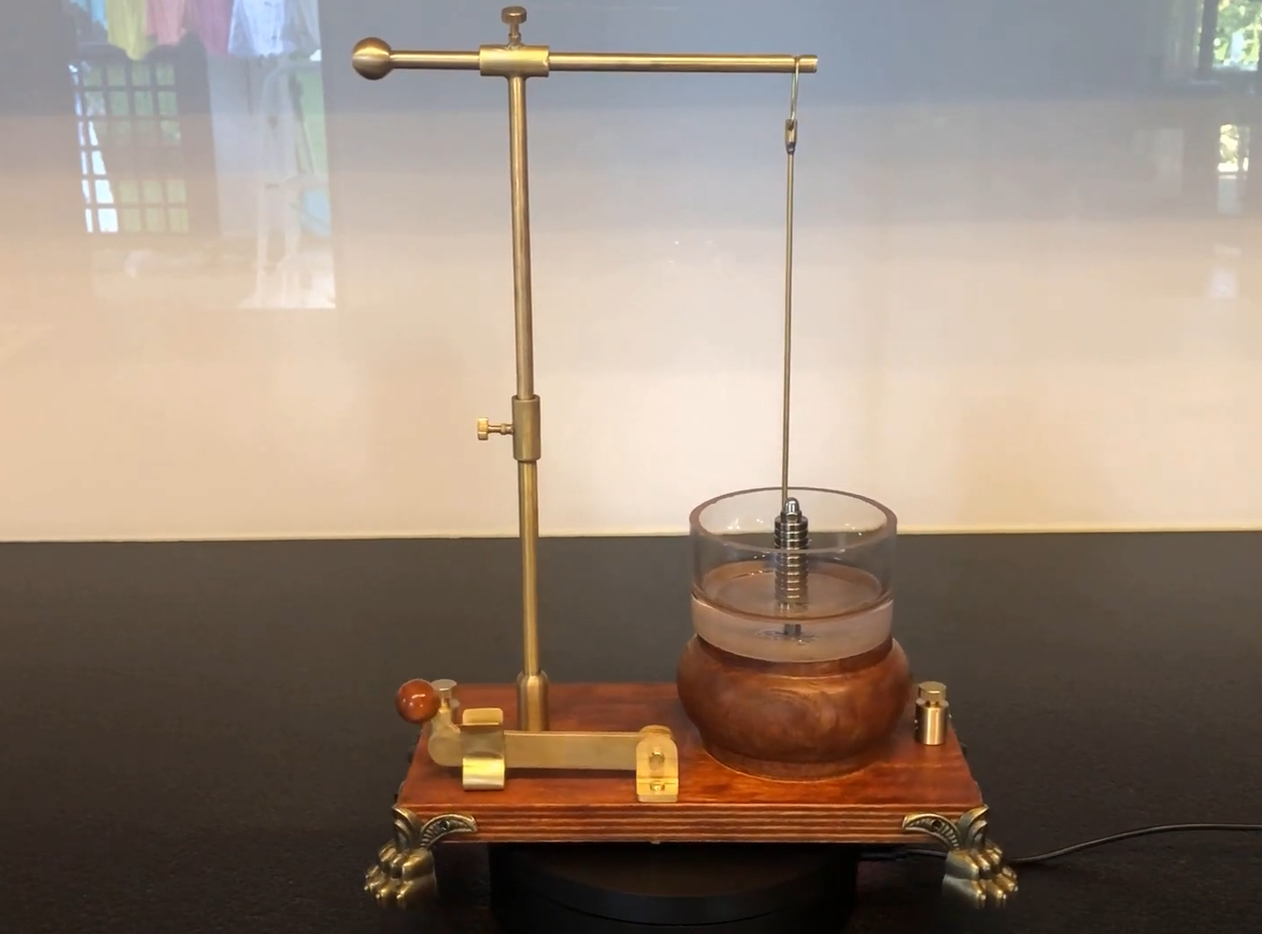 Replika 200-letniego silnika elektrycznego Faradaya