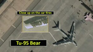 سیٹلائٹ امیجری میں کار کے ٹائروں سے ڈھکا روسی Tu-95 بمبار دکھایا گیا ہے۔