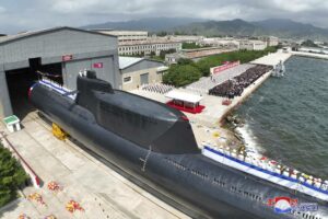 参观朝鲜的新型弹道导弹潜艇