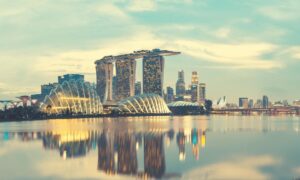 Singapur zabeležil zasege kripto sredstev v vrednosti 28 milijonov dolarjev v velikem primeru pranja denarja