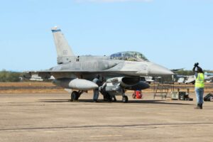 Singapore avslöjar att uppgraderade F-16-jetplan kan avfyra Python-5-missiler