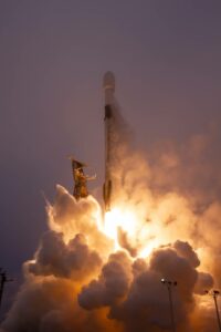 وكالة تطوير الفضاء تطلق 13 قمرا صناعيا على صاروخ سبيس إكس
