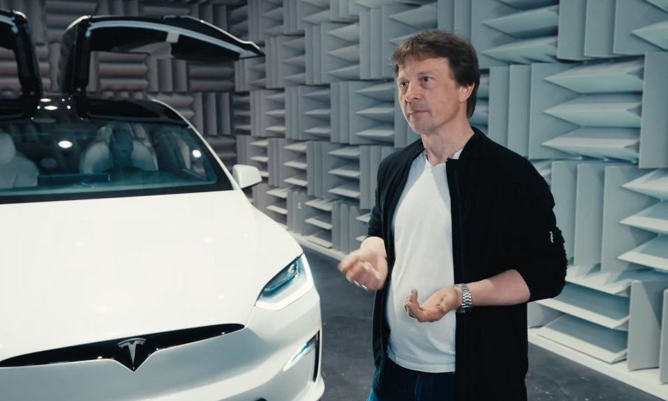 Tesla-ingeniører løfter sløret for et internt lydsystem, der producerer 120dB+ til en sparketromme, du kan mærke i din mave -