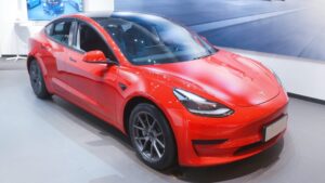 Tesla offre une voiture gratuite aux propriétaires qui demandent à leurs amis d'acheter une Tesla - Autoblog
