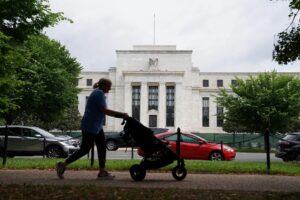 La Réserve fédérale laisse ses taux inchangés. Voici comment cela affecte votre argent