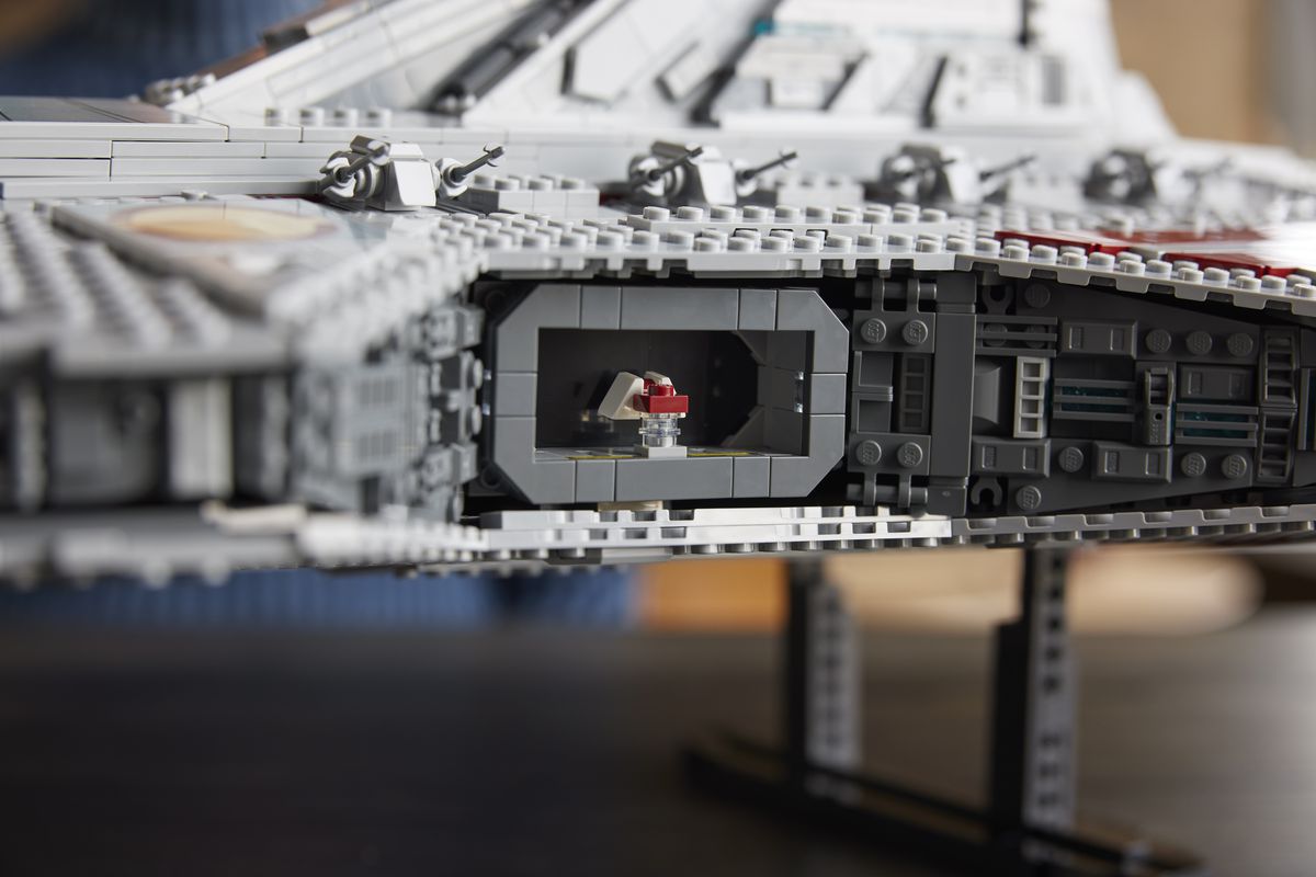 Tàu tuần dương tấn công Lego Venator hạ cánh vào ngày 4 tháng XNUMX