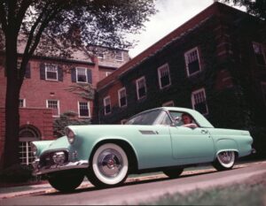 Le rétroviseur : la naissance de deux légendes de l'automobile - The Detroit Bureau