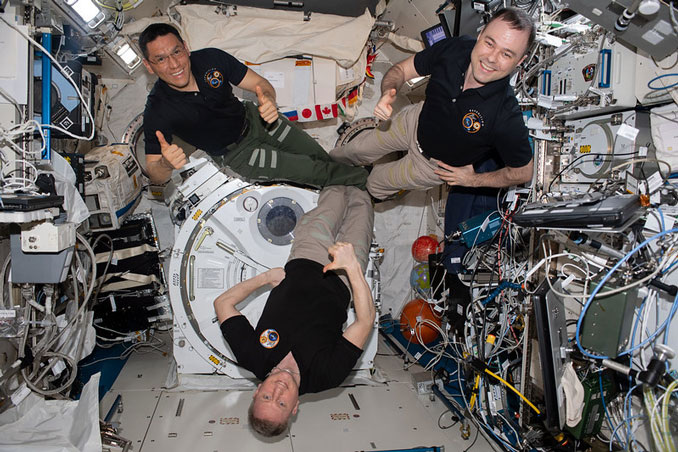 Два космонавта и астронавт НАСА отправляются на посадку в среду после годичной миссии