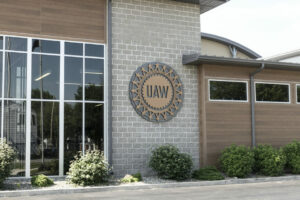 UAW:n työntekijät iskevät GM:ää, Stellantista ja Fordia vastaan