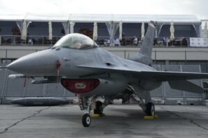 Ucrânia pode voar F-16 no início de 2024, diz chefe da Guarda Aérea