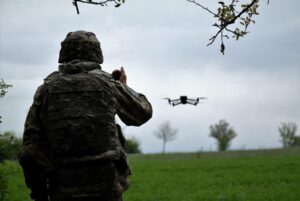 Perang di Ukraina mendorong upaya untuk mempersenjatai drone yang lebih kecil