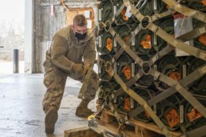 Der ukrainische Waffenimporteur priorisiert Haubitzen, Drohnen und Munition