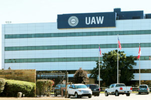 Zarzuty dotyczące nieuczciwych praktyk pracowniczych wniesione przeciwko GM i Stellantis przez UAW