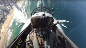 Obejrzyj film Top Gun przedstawiający Super Hornets nad Surfers Paradise