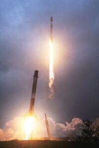 West Coast Falcon 9 izstreli 13 demonstracijskih satelitov za vojaško mega-konstelacijo