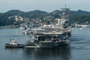 Mikä pitää USS Ronald Reaganin Yokosukassa?
