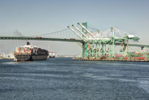 Khối lượng container tại cảng LA tăng lần đầu tiên sau hơn một năm