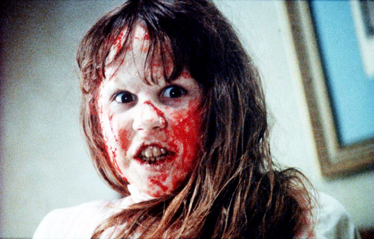 Regan (Linda Blair), egy kócos hajú fiatal lány, vicsorog és vérrel borított, Az ördögűzőben
