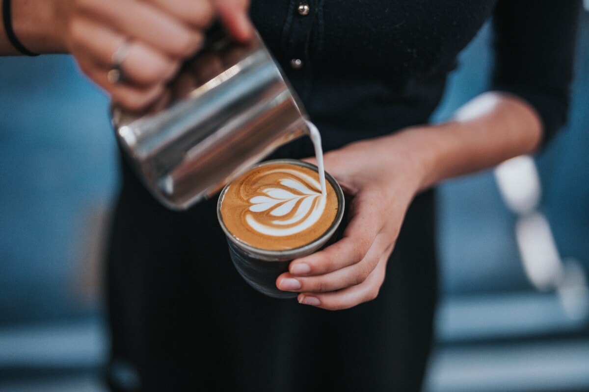 barista membuat seni latte dengan busa