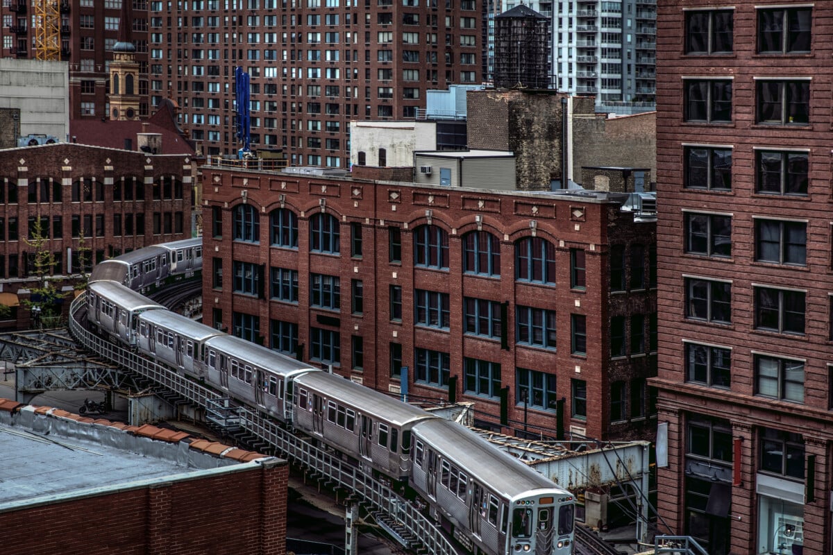 Chicago, IL şehir merkezindeki metro treni
