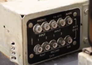 En titt på en 1960-tals tubbaserad Magnavox Concert Grand Console Stereo