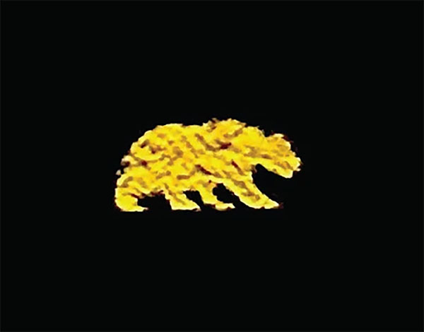 תמונה פוטואלומינסצנטית של לוגו דובי הזהב של קליפורניה הנפלטת מגבישים בודדים בעלי חמישה אלמנטים ZrSnTeHfPt תחת עירור מנורות UV