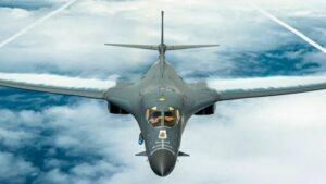 Weitere A-10C treffen im Nahen Osten ein, während die B-1B Bomber Task Force nach Großbritannien verlegt wird