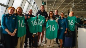 Aer Lingus celebra a los aficionados al rugby irlandés y planea 30 vuelos a París para los cuartos de final
