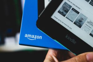 Amazon intervine pentru a rezolva durerea de cap din „cărțile scrise de AI”.