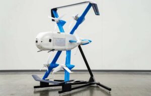 Amazon bo prihodnje leto v Združenem kraljestvu in Italiji lansiral dostavna drona