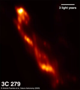 Astronomer fångar bildandet av en kraftfull kosmisk jet