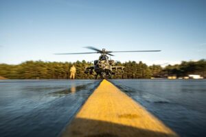Boeing, yükseltilmiş AH-64E Apache'yi ilk kez uçurdu
