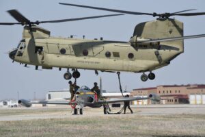 A Boeing további fejlesztéseket mutat be az amerikai hadsereg Apache, Chinook helikoptereihez
