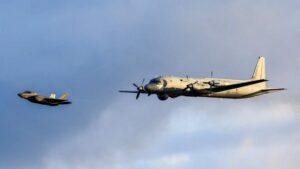 Britische F-35B-Jets steigen von einem britischen Flugzeugträger ab, um ein russisches Seepatrouillenflugzeug vom Typ Il-38 zu eskortieren