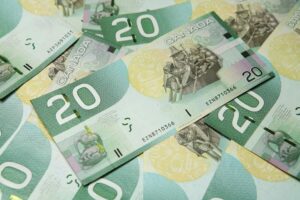 Kanadensisk dollar stiger på råoljeflöde uppåt, drivit högre av Gazaremsan eskalering