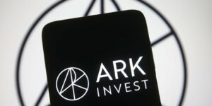 Ark Invest de Cathie Wood vende US$ 5.8 milhões em Coinbase, ações do Grayscale Bitcoin Trust conforme o mercado criptográfico surge