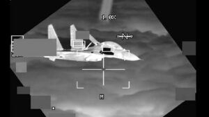 J-11 chinezesc execută o interceptare nesigură zburând la mai puțin de 10 picioare de un B-52 american