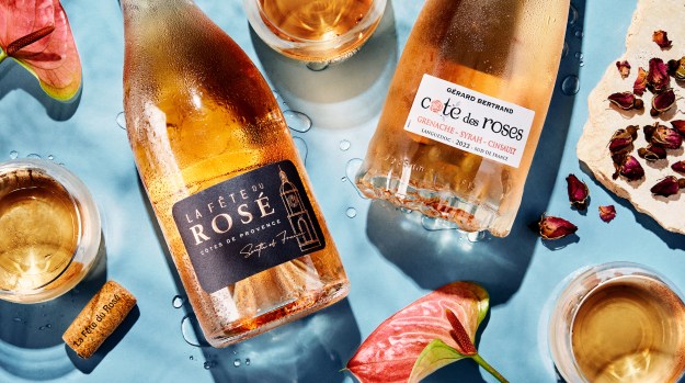 Roséer tilbys ombord som en del av Deltas vinprogram